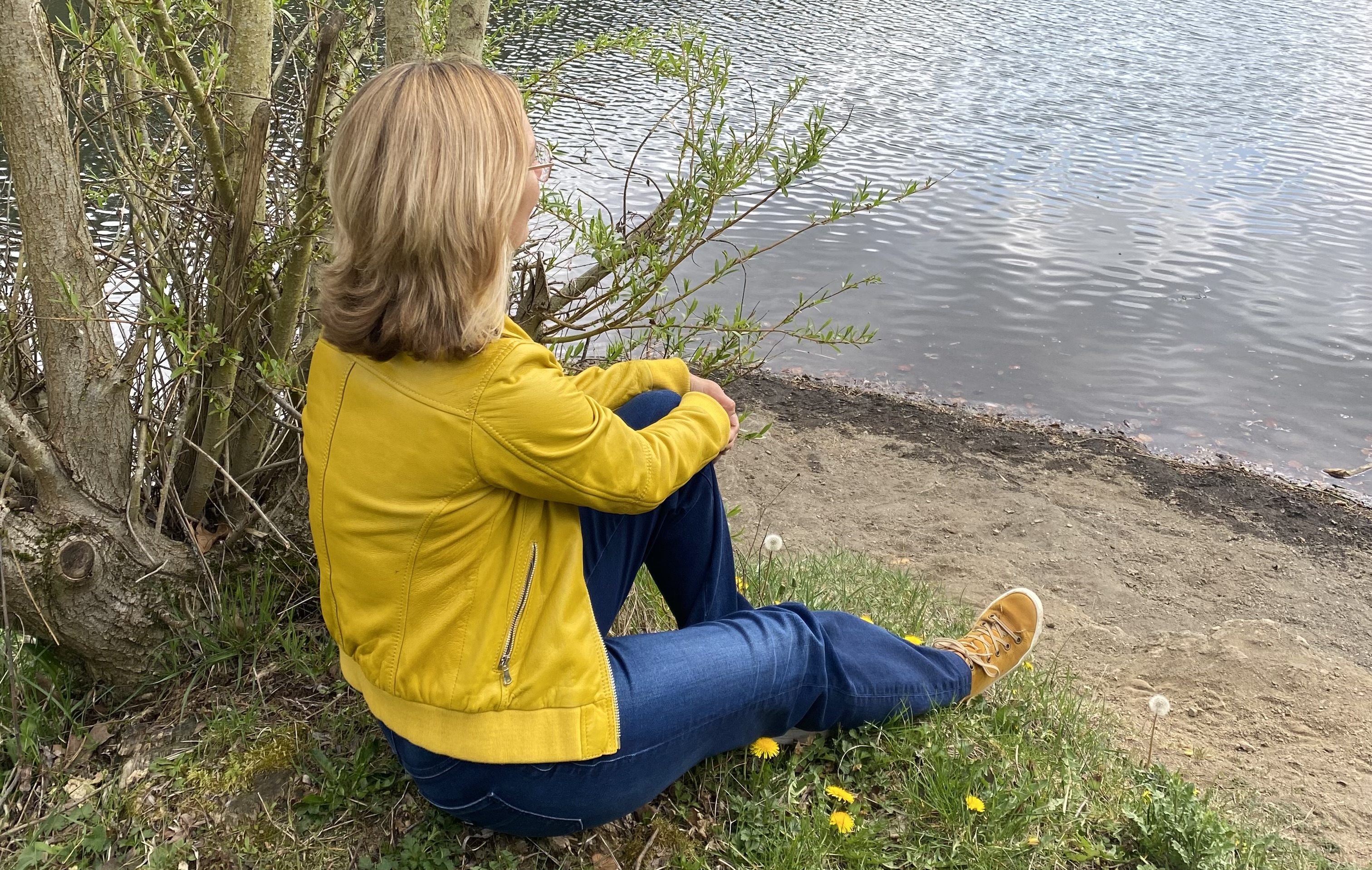 Anne Buckler, Coachin für Female Empowerment, reflektiert über Benachteiligung von Frauen im Job 2025 und erklärt: Es liegt nicht an dir, sondern am System.